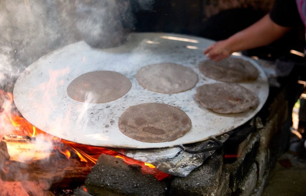 ELABORACION DE TORTILLA A MANO EN COMAL en Colima